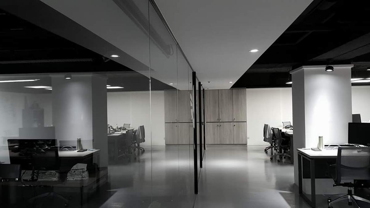 穿梭於沉斂黑灰白中，以材質表述企業創新精神｜工業風｜167坪